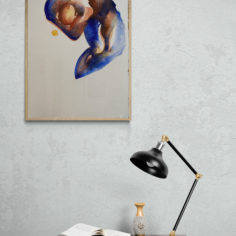 Small_desk_with_black_lamp.jpg